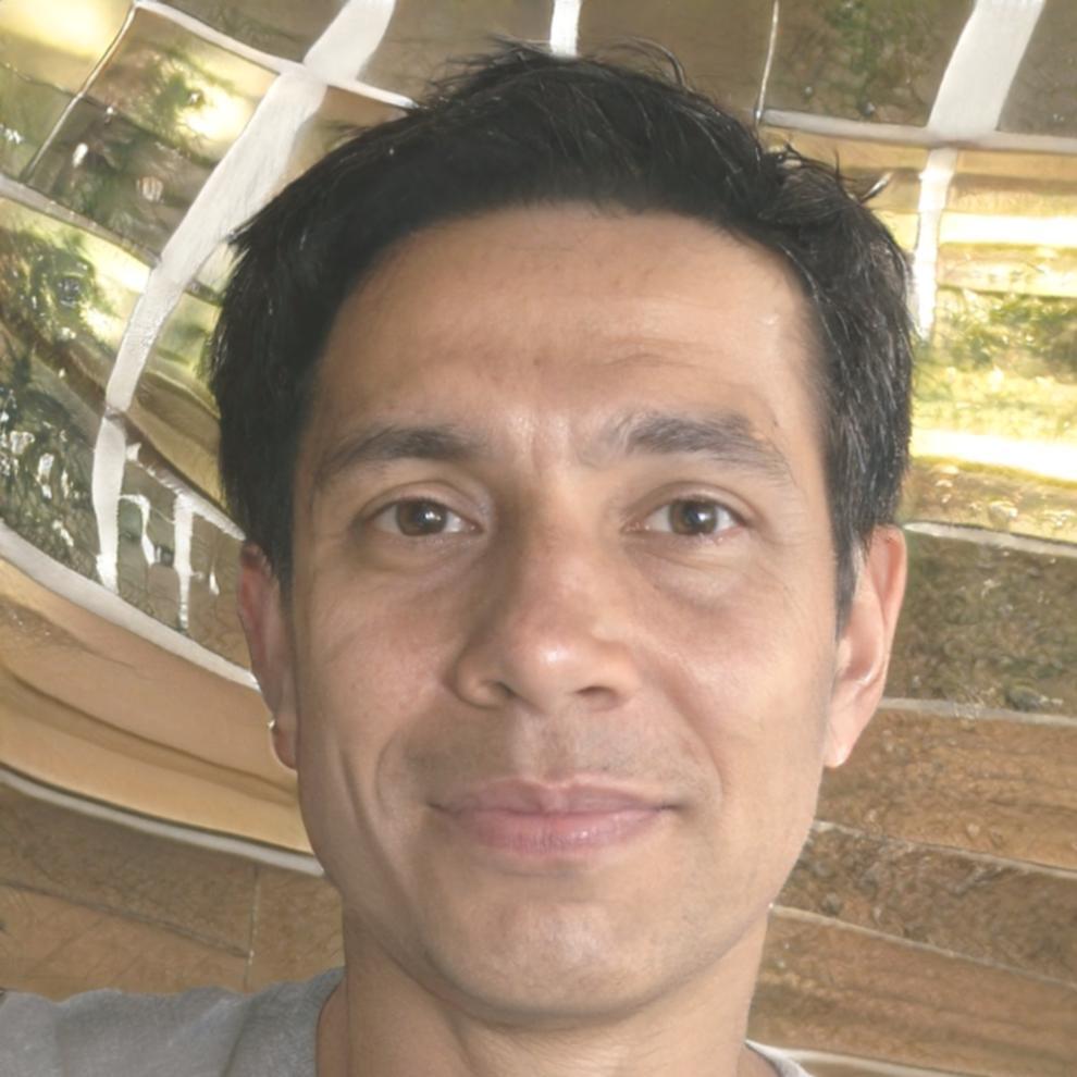 Retrato profesional de Eduardo Martínez